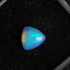 opale_welo_bleu_triangle_spfgems_gemmesnaturelles