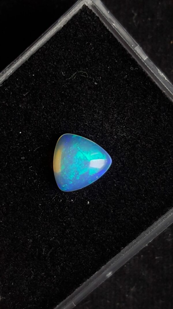 opale_welo_bleu_triangle_spfgems_gemmesnaturelles