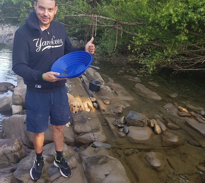 orpailleur-Goldpanning-pépited'or-orpaillage-homme-chercheur-d'or-stage-orpaillage-goldnuggets-or natif