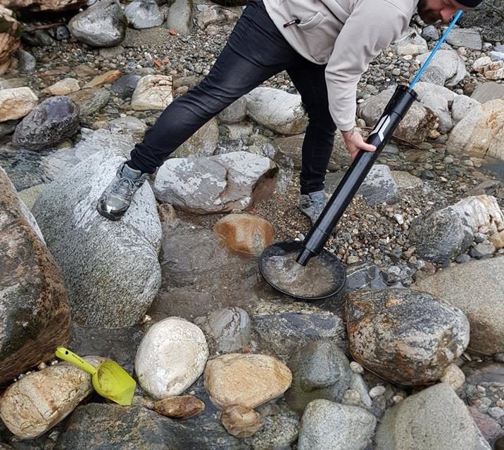 orpailleur-Goldpanning-pépited'or-orpaillage-homme-chercheur-d'or-stage-orpaillage-goldnuggets-or natif