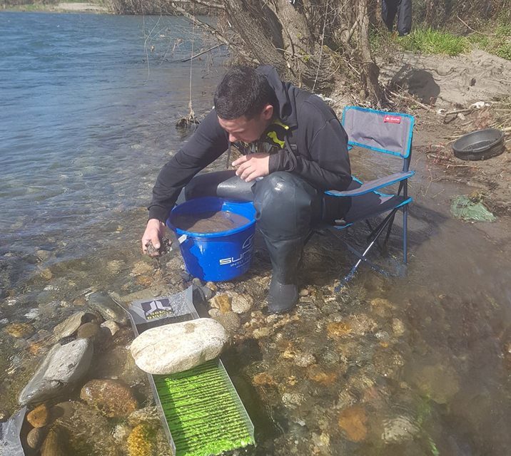 orpailleur-Goldpanning-pépited'or-orpaillage-homme-chercheur-d'or-stage-orpaillage-goldnuggets-or natif