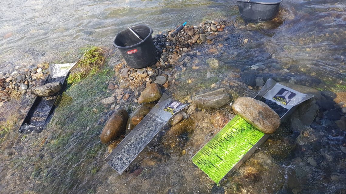 orpailleur-Goldpanning-pépited'or-orpaillage-homme-chercheur-d'or-stage-orpaillage-goldnuggets-or natif
