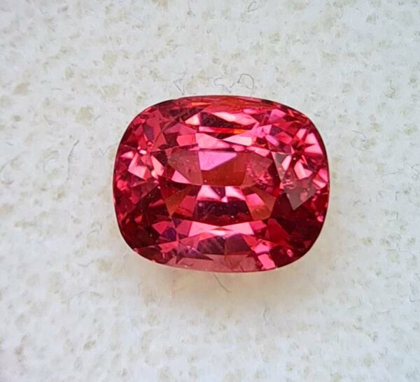 Spinelle_rose_coussin_hot_pink_spinel_vietnamese_spinel_luc_yen_#spfgems_pierre_précieuse_éthique_@spfgems