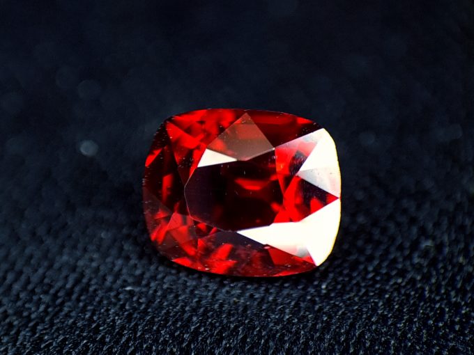 Spinelle Rouge Naturel De Tanzanie - 0,55 Carat - Taille Ovale - Qualité VS, Transparent