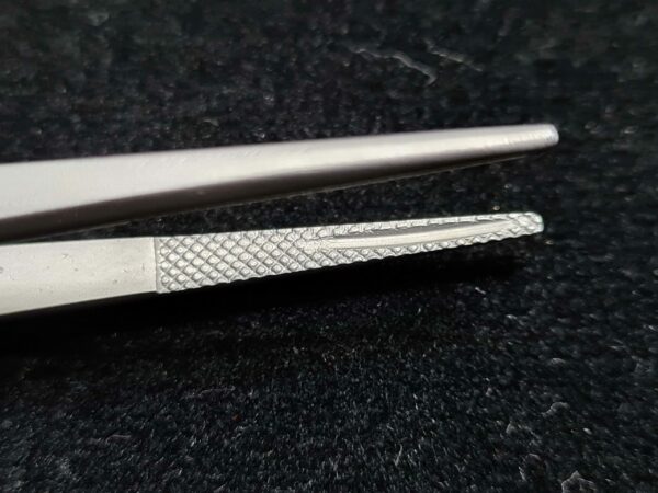 Brucelle_avec_rigole_grouve_twizer_pierres_précieuse_gemax_gemologie_pince_pierre_précieuse_matériel_gemmologie_spfgems