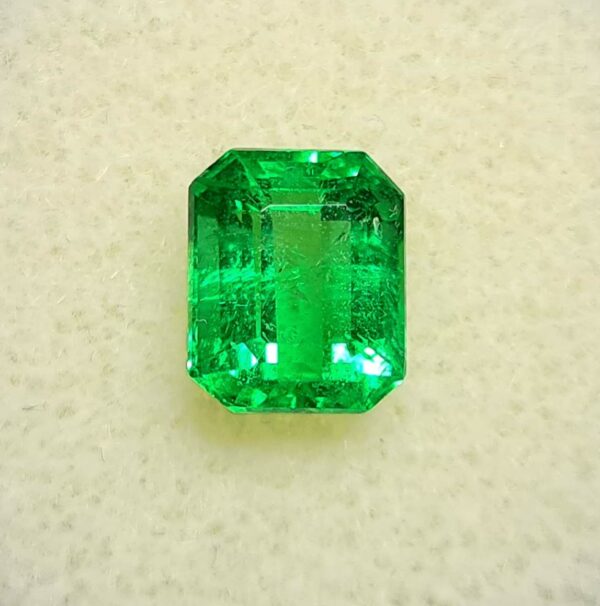 Emeraude_rpc_vivid_green_1.92ct_7.83x6.50x5.00mm_colombian_emerald_emeraude_zambie#spfgems