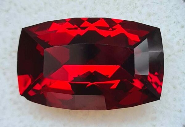 Grenat_rouge_florain_le_goff_coussin_long_malawi_12.47ct_16.5x10.2x7.5mm_spfgems_red_malawi_garnet