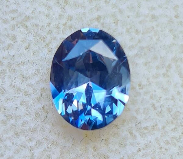 Saphir_Bleu_de_ceylan_ovale_1.75ct_8.60x6.79x4.11mm_sapphire_oval_cutSOB05