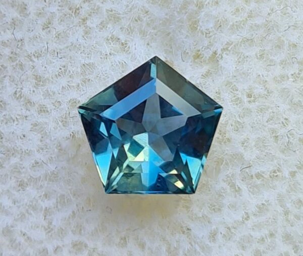 Saphir_Teal_fancy_cut_pentagonal_cut_sapphire_1.16ct_6.72x6.30x3.71mm_UH_Naturel_SET01_spfgems