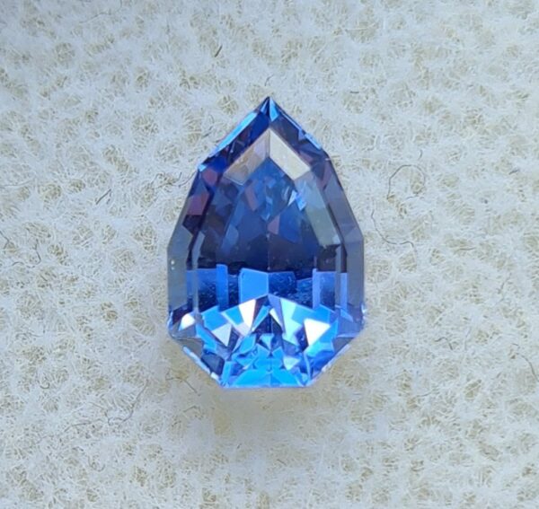 Saphir_cornflower_poire_precision_cut_ceylan_1.42ct_8.00x5.32x4.30mm_spfgems_SPB01_pendentif_saphir