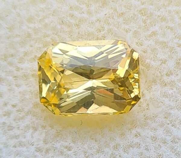 Saphir_jaune_naturelle_taille_radiant_2.15ct_8.29x6.09x4.40mm_SRJ01_yellow_natural_sapphire_radiant_#spfgems_#spfjoaillerie