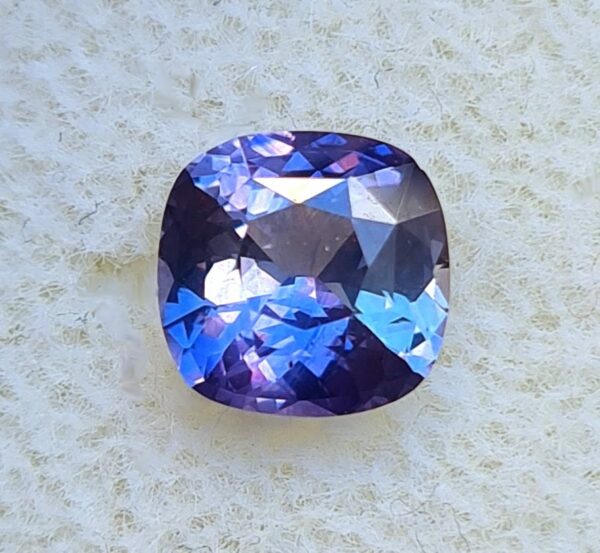Saphir_polychorme_lavande__bleu_vert_coussin_1.23ct_H_6.49x6.38x3.60mm_SCP01_party_color_sapphire_ceylon